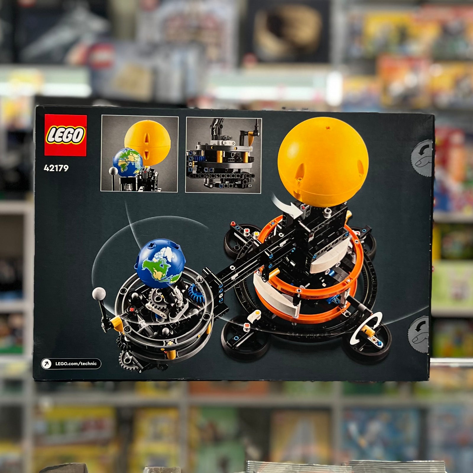 LEGO Technic Planet Earth and Moon in Orbit 42179 2 LEGO Technic Planet Earth and Moon in Orbit 42179 – photo 2